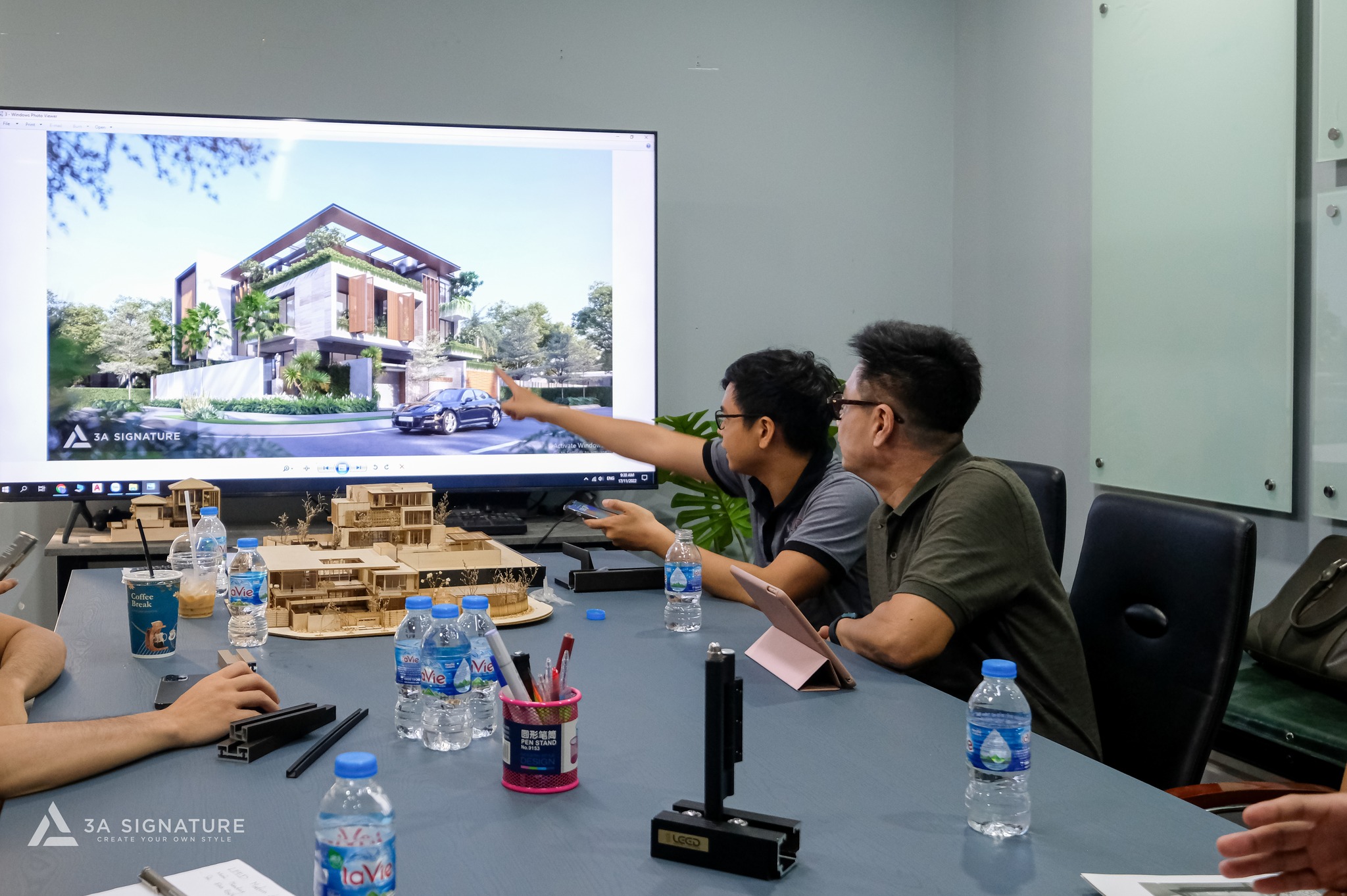 Buổi trao đổi giữa kiến trúc sư, bộ phận kỹ thuật và thi công giúp phương án biệt thự được hoàn thiện liền mạch từ bản vẽ đến công trình thực tế.